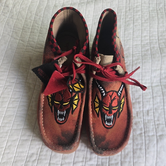 Clarks Shoes - Stranger Things x Clarks Wallabee Evo Dark Sand Women Size 11 Red 012026